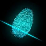 Светещ синьо-зелен пръстов отпечатък на тъмен фон с хоризонтална лента за сканиране.